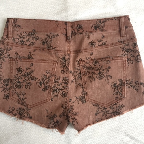 2 for $10 🔥 Floral Denim Shorts 🍑 - Picture 2 of 5